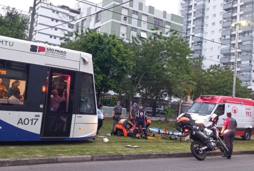 homem-e-atingido-por-vlt-em-santos2C-sp-video-mostra-momento-do-acidente