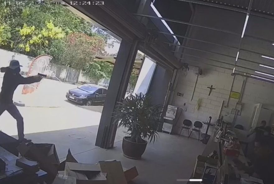 homem-e-baleado-em-loja-de-acessorios-automotivos-em-divinopolis3A-suspeito-foge-de-motocicleta