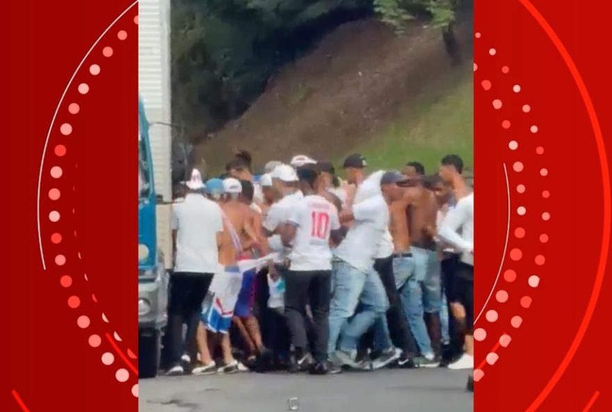 homem-e-brutalmente-espancado-por-torcida-organizada-antes-de-jogo-do-bahia-em-salvador3A-justica-clama-por-punicao