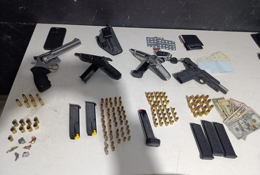 homem-e-detido-com-4-armas-e-mais-de-100-balas-apos-atirar-em-sc3B-suspeito-alega-ser-cac