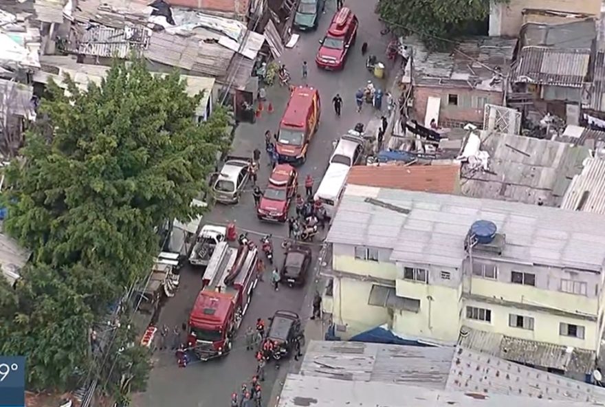 homem-e-eletrocutado-e-fica-preso-em-poste-na-zona-norte-de-sp3A-resgate-em-andamento homem-e-eletrocutado-e-fica-preso-em-poste-na-zona-norte-de-sp3A-resgate-em-andamento