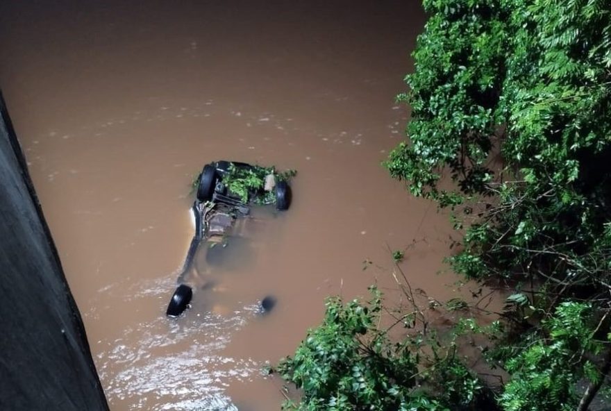 homem-e-encontrado-morto-apos-carro-cair-em-rio-no-parana3A-triste-acidente-na-pr-082