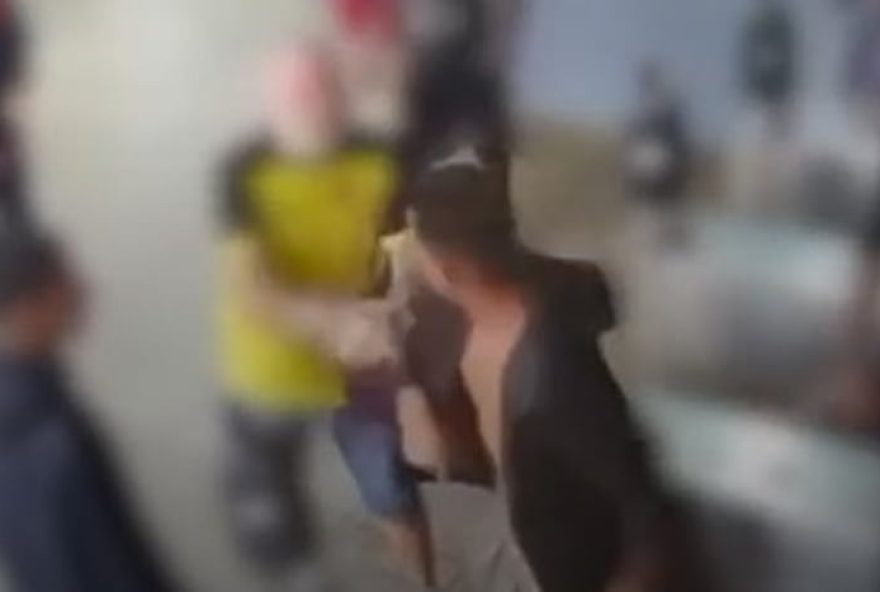 homem-e-esfaqueado-9-vezes-em-briga-no-terminal-de-onibus-de-joinville.-video-mostra-violento-ataque