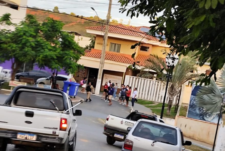 homem-e-esfaqueado-apos-discussao-em-sorveteria-em-mutum3A-suspeito-continua-foragido