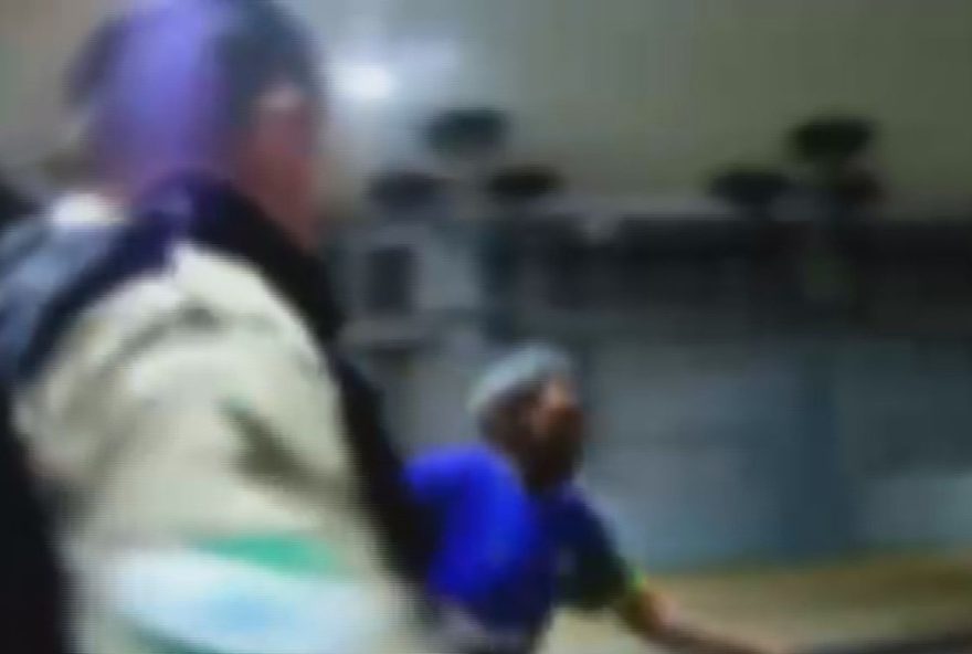 homem-e-esfaqueado-e-agressor-volta-para-ataca-lo-na-frente-de-policiais-em-cascavel2C-de3A-video-chocante homem-e-esfaqueado-e-agressor-volta-para-ataca-lo-na-frente-de-policiais-em-cascavel2C-de3A-video-chocante