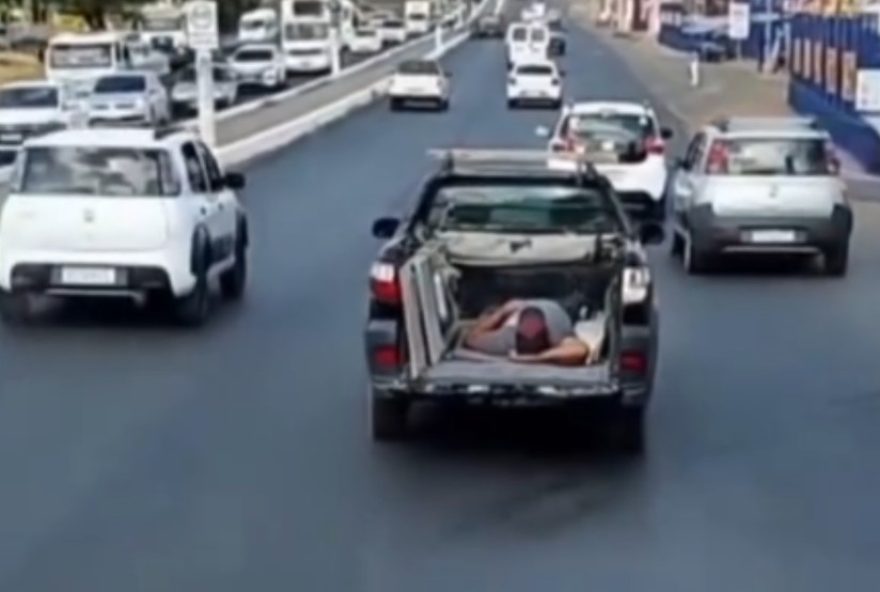 homem-e-flagrado-dormindo-na-carroceria-de-carro-em-movimento-em-juazeiro-do-norte3A-infracao-gravissima-no-ceara