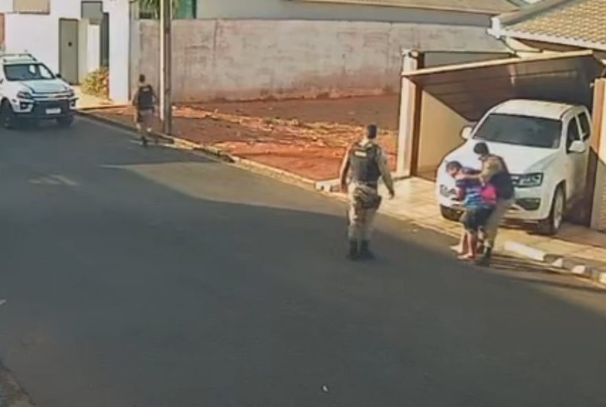 homem-e-indiciado-por-invadir-casa-da-ex-com-caminhonete-em-mg