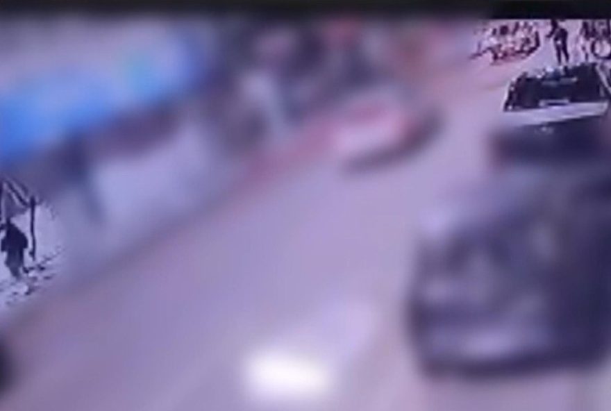 homem-e-morto-a-tiros-no-centro-de-curitiba3A-perseguicao-registrada-por-cameras-de-seguranca.-suspeito-esta-foragido