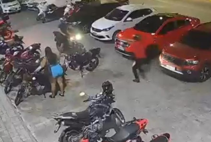 homem-e-morto-a-tiros-no-estacionamento-de-academia-em-sobral2C-ceara-video-do-crime