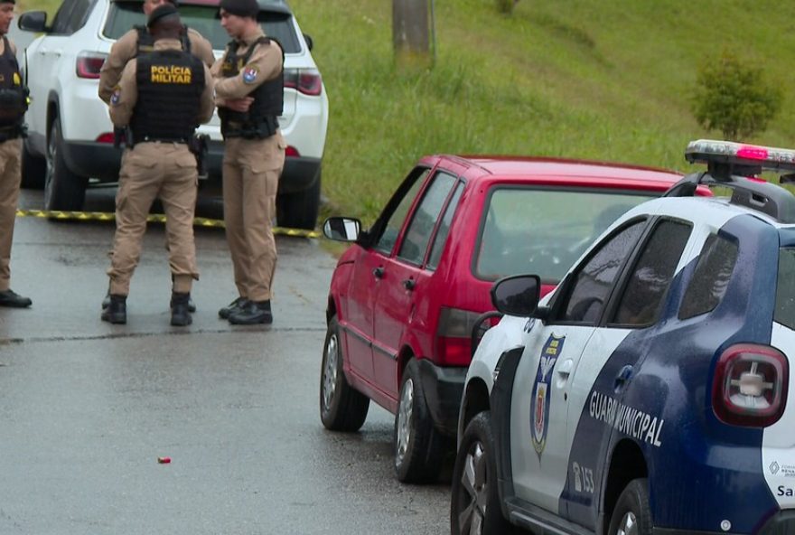 homem-e-morto-em-frente-a-cmei-no-abranches3A-policia-investiga-ligacao-com-trafico-de-drogas