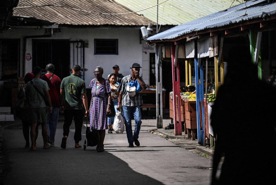 homem-e-preso-apos-matar-9-pessoas-a-facadas-no-suriname2C-confirma-policia homem-e-preso-apos-matar-9-pessoas-a-facadas-no-suriname2C-confirma-policia
