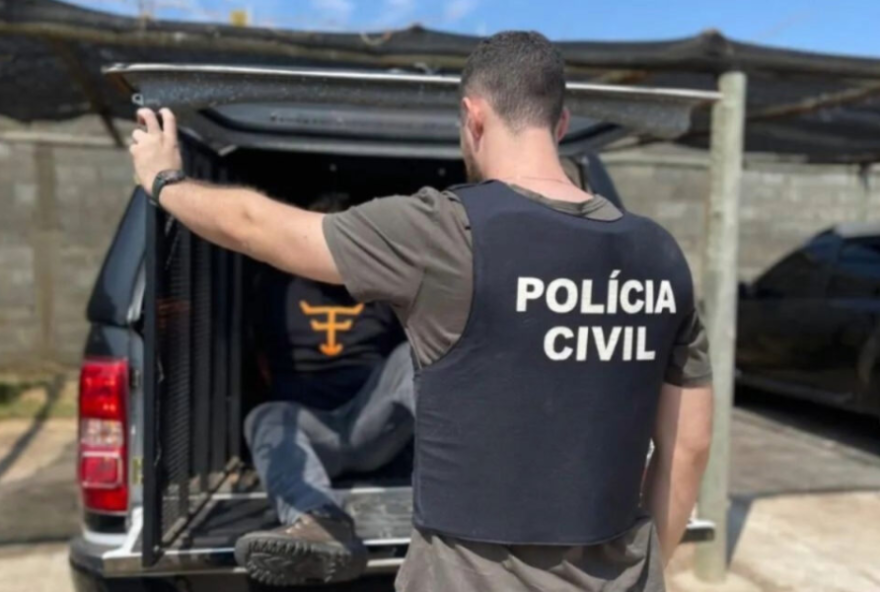 homem-e-preso-apos-tentar-atropelar-ex-companheira-na-porta-de-delegacia