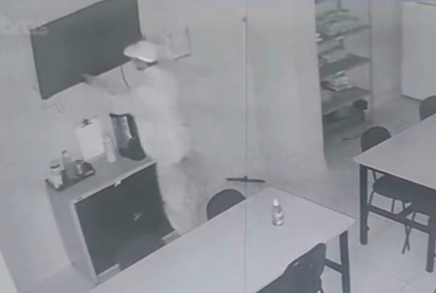 homem-e-preso-apos-tentar-furtar-televisao-em-escola-de-taubate-vigilancia-e-acao-rapida-da-gcm-resultam-na-captura-do-infrator-medidas-preventivas-garantem-seguranca-da-comunidade