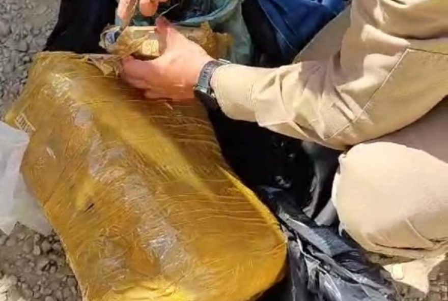 homem-e-preso-com-2-mil-pinos-de-cocaina-em-onibus-em-alem-paraiba3A-operacao-policial-eficiente-combate-trafico-de-drogas