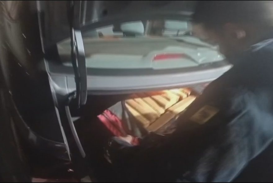 homem-e-preso-com-300-kg-de-maconha-na-br-262-da-grande-bh3B-video