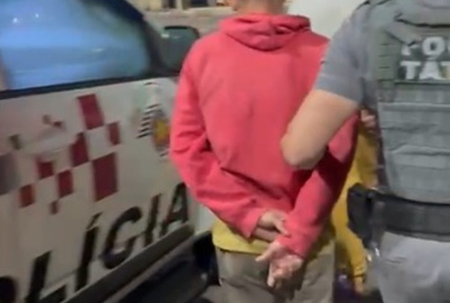 homem-e-preso-com-arma-e-mais-de-tres-mil-porcoes-de-droga-em-braganca-paulista homem-e-preso-com-arma-e-mais-de-tres-mil-porcoes-de-droga-em-braganca-paulista