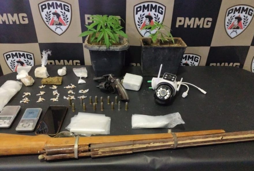 homem-e-preso-com-arma-extraviada-de-policial2C-espingarda-e-drogas-em-porteirinha