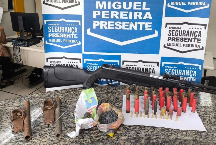 homem-e-preso-com-armas-e-municoes-em-miguel-pereira3A-operacao-da-policia-resulta-em-apreensao-de-armamento