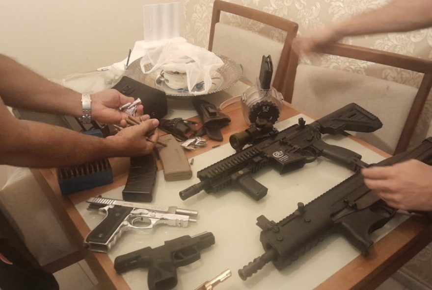 homem-e-preso-com-arsenal-ilegal-na-zona-norte-de-sao-jose-dos-campos3A-fuzil2C-carabina2C-pistolas-e-municoes