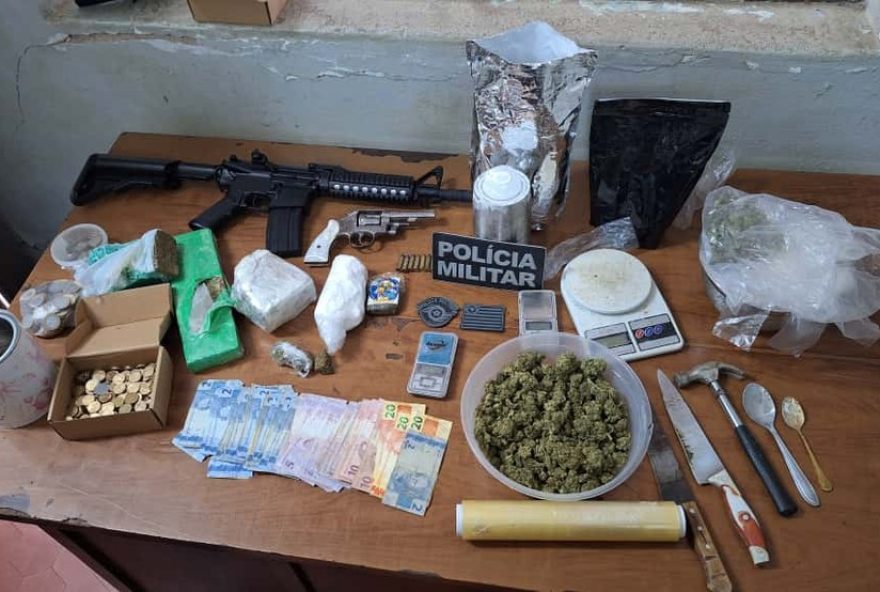 homem-e-preso-com-drogas-e-armas-em-sao-pedro3B-pm-apreende-dry-e-replica-de-fuzil
