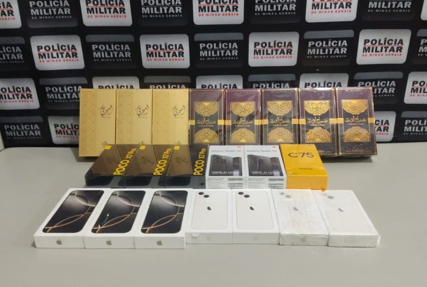 homem-e-preso-com-smartphones-e-perfumes-ilegais-em-onibus-na-br-1353A-fiscalizacao-intensifica-combate-ao-descaminho
