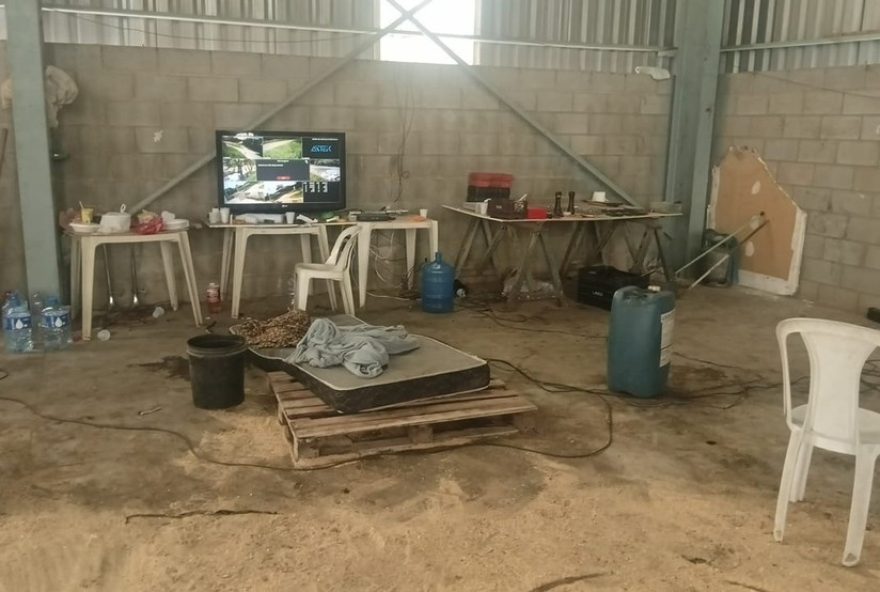 homem-e-preso-em-desmanche-ilegal-com-bloqueador-de-sinal-em-aracariguama-sp homem-e-preso-em-desmanche-ilegal-com-bloqueador-de-sinal-em-aracariguama-sp