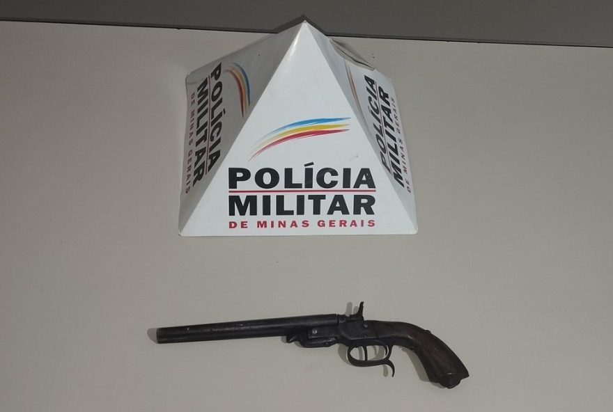 homem-e-preso-pela-pm-apos-disparar-arma-em-sao-romao3A-policia-atuante-na-regiao