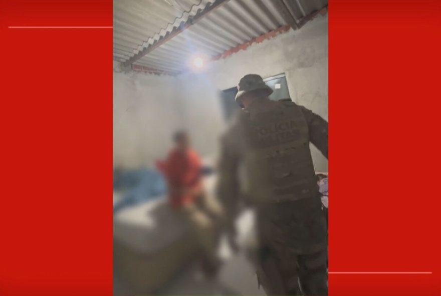 homem-e-preso-por-ameacar-beber-sangue-de-companheira-e-filhos-no-gama3A-video-mostra-prisao-em-flagrante