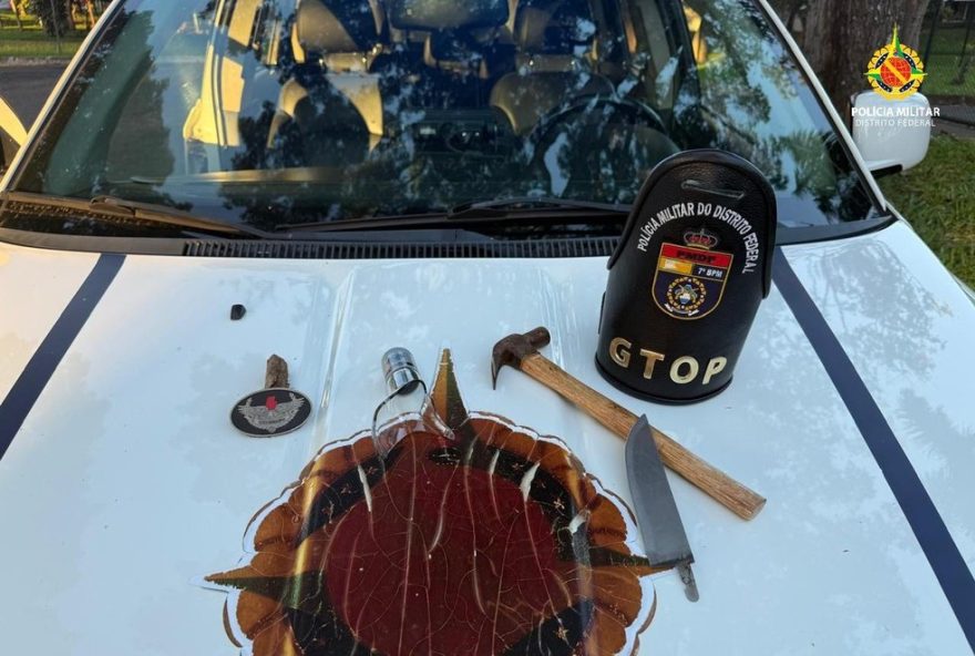 homem-e-preso-por-ameacar-ex-de-morte-no-trabalho-no-cruzeiro2C-df3A-faca2C-gargalo-e-martelo-apreendidos