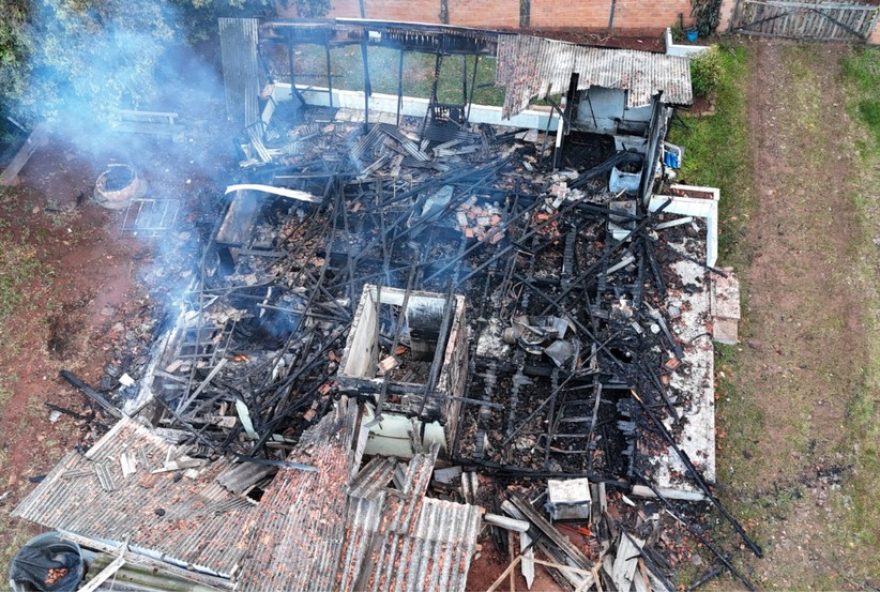 homem-e-preso-por-atear-fogo-na-casa-da-ex-em-eneas-marques2C-pr