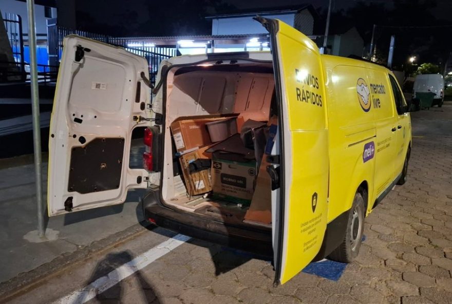 homem-e-preso-por-envolvimento-em-roubo-de-r24-40-mil-em-encomendas-em-caraguatatuba3A-policia-busca-demais-suspeitos