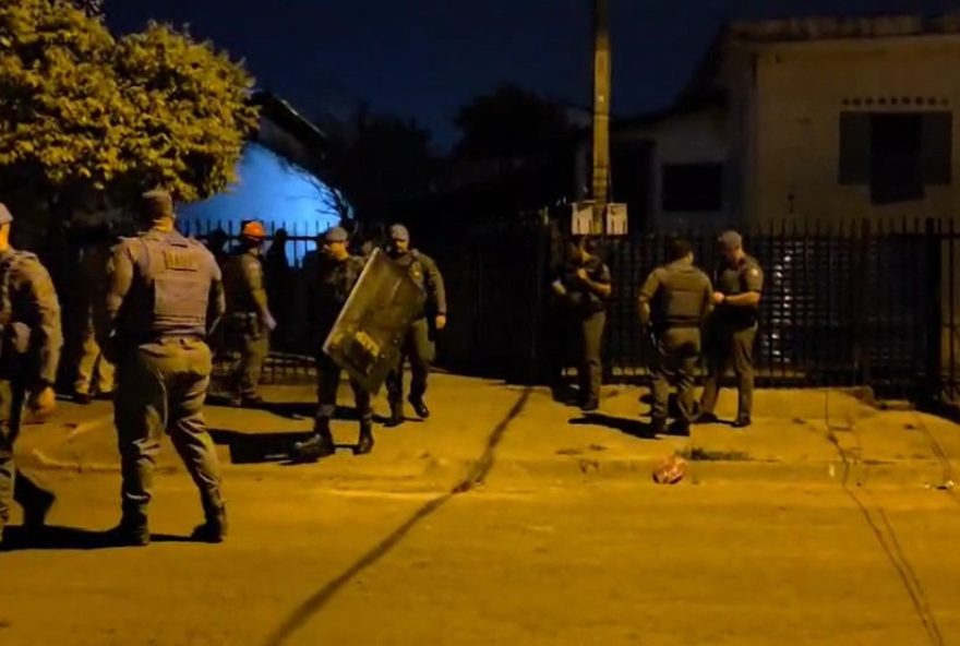 homem-e-preso-por-manter-filho-de-1-ano-refem-em-monte-alto2C-sp3A-desfecho-positivo-apos-negociacao-com-gate