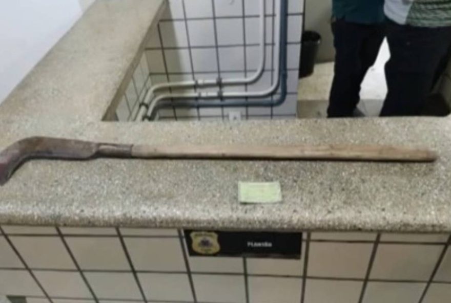 homem-e-preso-por-matar-concunhado-com-foice-apos-briga-na-bahia3A-detalhes-do-crime-em-itamaraju2C-extremo-sul-do-estado