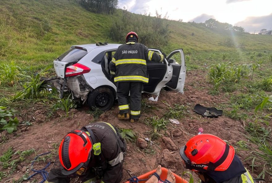 homem-e-resgatado-apos-carro-cair-em-ribanceira-em-sao-jose-dos-campos3A-corpo-de-bombeiros-e-samu-atuam-em-conjunto-para-salvar-vitima