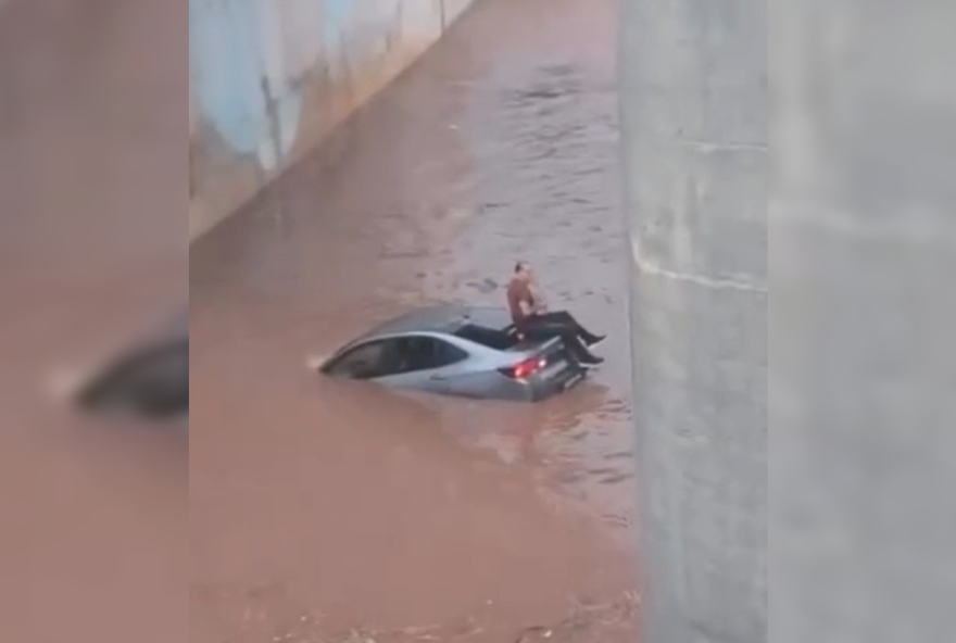 homem-e-resgatado-apos-ficar-ilhado-em-cima-de-carro-em-goiania