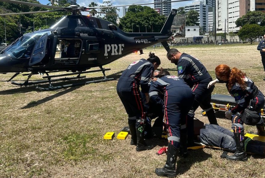 homem-e-resgatado-de-helicoptero-apos-queda-em-construcao-em-porto-de-galinhas