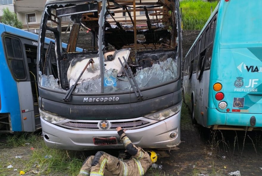 homem-e-resgatado-debaixo-de-onibus-em-garagem-de-empresa-em-juiz-de-fora