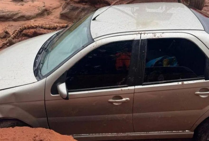 homem-e-resgatado-pelo-corpo-de-bombeiros-de-minas-gerais-em-situacao-de-emergencia homem-e-resgatado-pelo-corpo-de-bombeiros-de-minas-gerais-em-situacao-de-emergencia