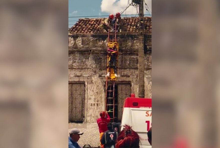 homem-e-resgatado-por-bombeiros-apos-choque-eletrico-em-telhado-no-ceara homem-e-resgatado-por-bombeiros-apos-choque-eletrico-em-telhado-no-ceara
