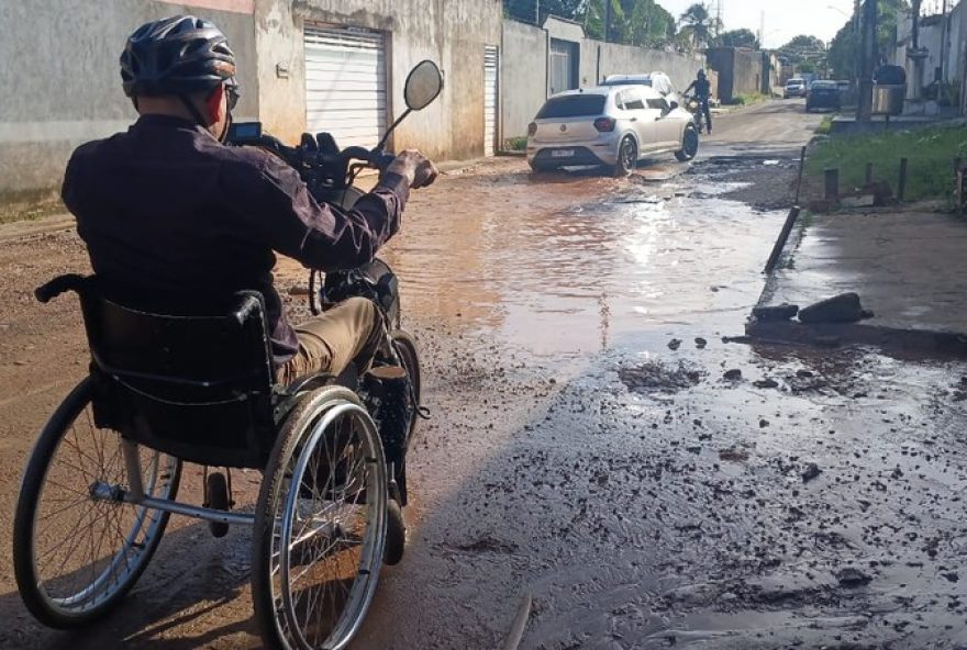 homem-em-cadeira-de-rodas-luta-contra-lama-e-buracos-em-sao-luis homem-em-cadeira-de-rodas-luta-contra-lama-e-buracos-em-sao-luis