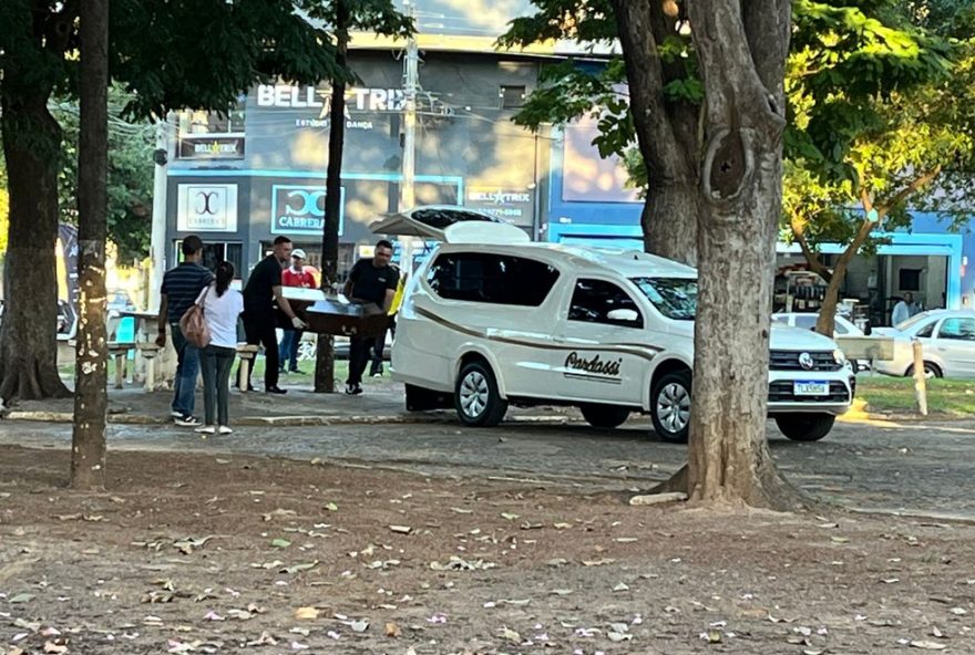 homem-em-situacao-de-rua-e-encontrado-morto-em-praca-de-aracatuba3A-sem-sinais-de-violencia.-triste-episodio-chama-atencao-para-vulnerabilidade-da-populacao-local
