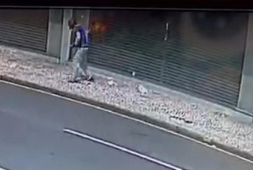 homem-em-situacao-de-rua-e-incendiado-em-curitiba3A-crime-flagrado-por-camera-de-seguranca homem-em-situacao-de-rua-e-incendiado-em-curitiba3A-crime-flagrado-por-camera-de-seguranca