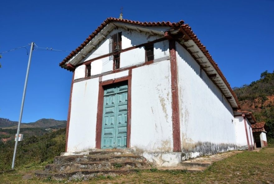 homem-em-surto-depreda-igreja-de-santa-tereza-em-mariana