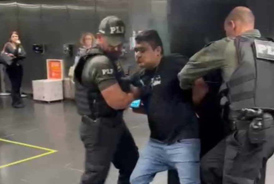 homem-embriagado-e-preso-ao-invadir-camara-dos-deputados3A-policia-legislativa-age-rapidamente