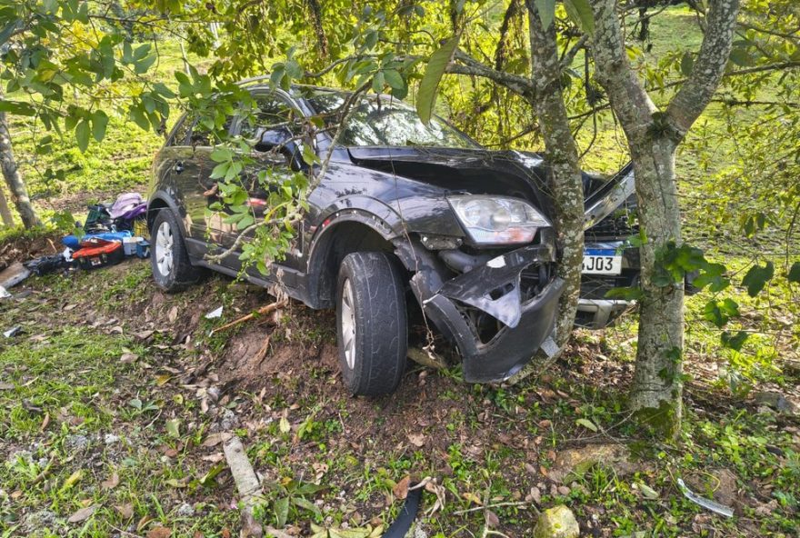 homem-embriagado-foge-de-abordagem-e-colide-carro-contra-arvore-em-balneario-camboriu