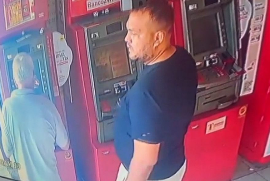 homem-engana-idoso-em-caixa-eletronico-e-rouba-r24-62C5-mil-em-salvador3A-policia-investiga