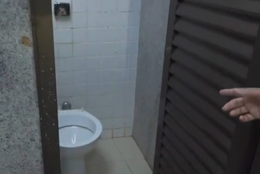 homem-espia-mulher-em-banheiro-do-parque-do-inga3A-mulher-flagra-suspeito-observando-por-cima-da-cabine homem-espia-mulher-em-banheiro-do-parque-do-inga3A-mulher-flagra-suspeito-observando-por-cima-da-cabine