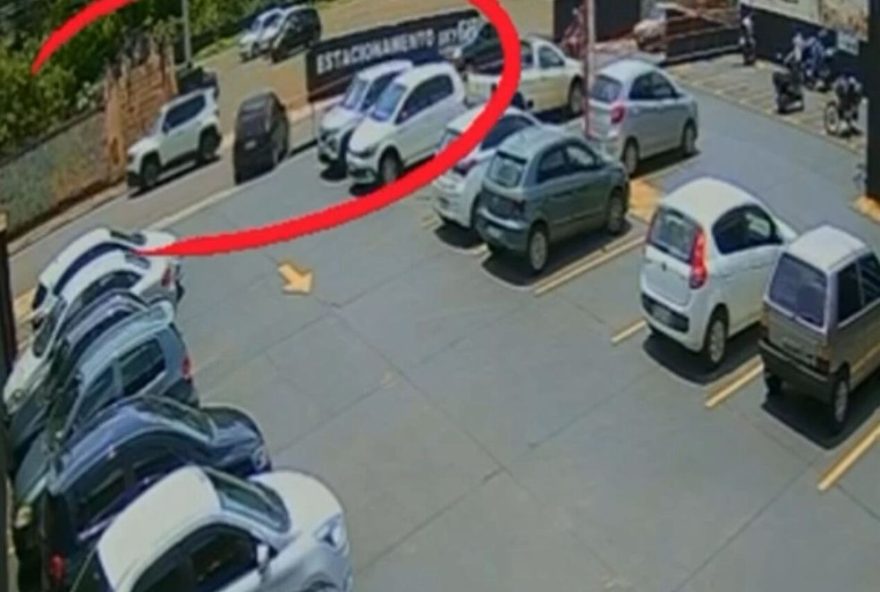 homem-esquece-freio-de-mao-em-tatui3A-carro-anda-sozinho-e-atravessa-avenida homem-esquece-freio-de-mao-em-tatui3A-carro-anda-sozinho-e-atravessa-avenida