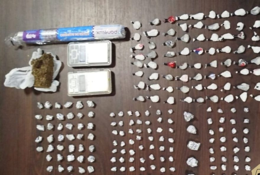homem-foge-com-filho-de-2-meses-durante-busca-por-trafico3B-mulher-e-presa-com-drogas-em-umuarama2C-pr