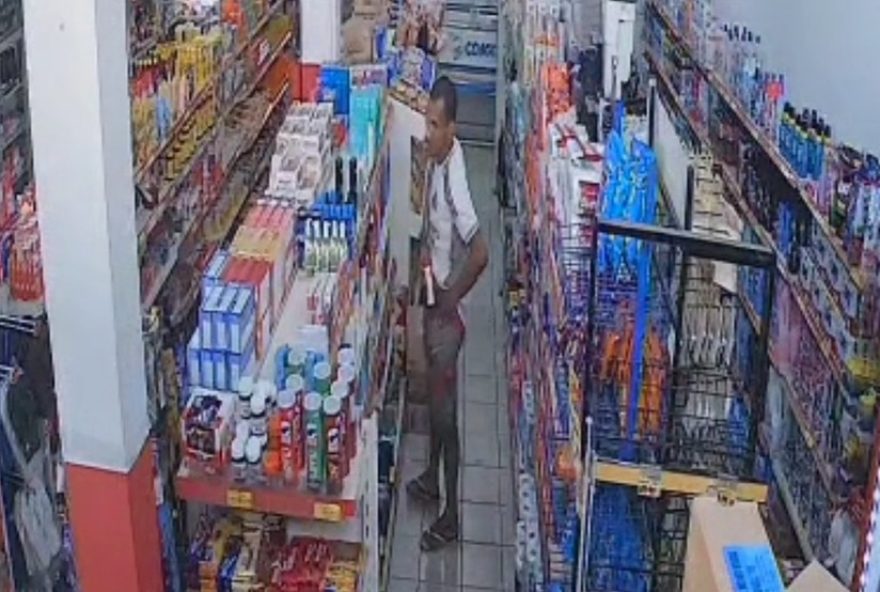 homem-furta-emporio-em-mg-e-esconde-produtos-na-cueca3A-video-flagra-acao